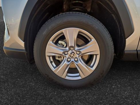 Used 2025 Toyota RAV4 XLE AWD/4WD image 4
