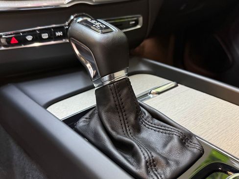 Used 2018 Volvo XC60 T5 Inscription w/ Convenience Package image 16