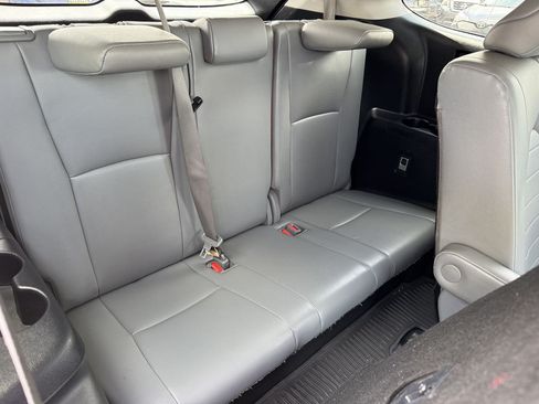 Used 2021 Toyota Highlander XLE FWD image 17