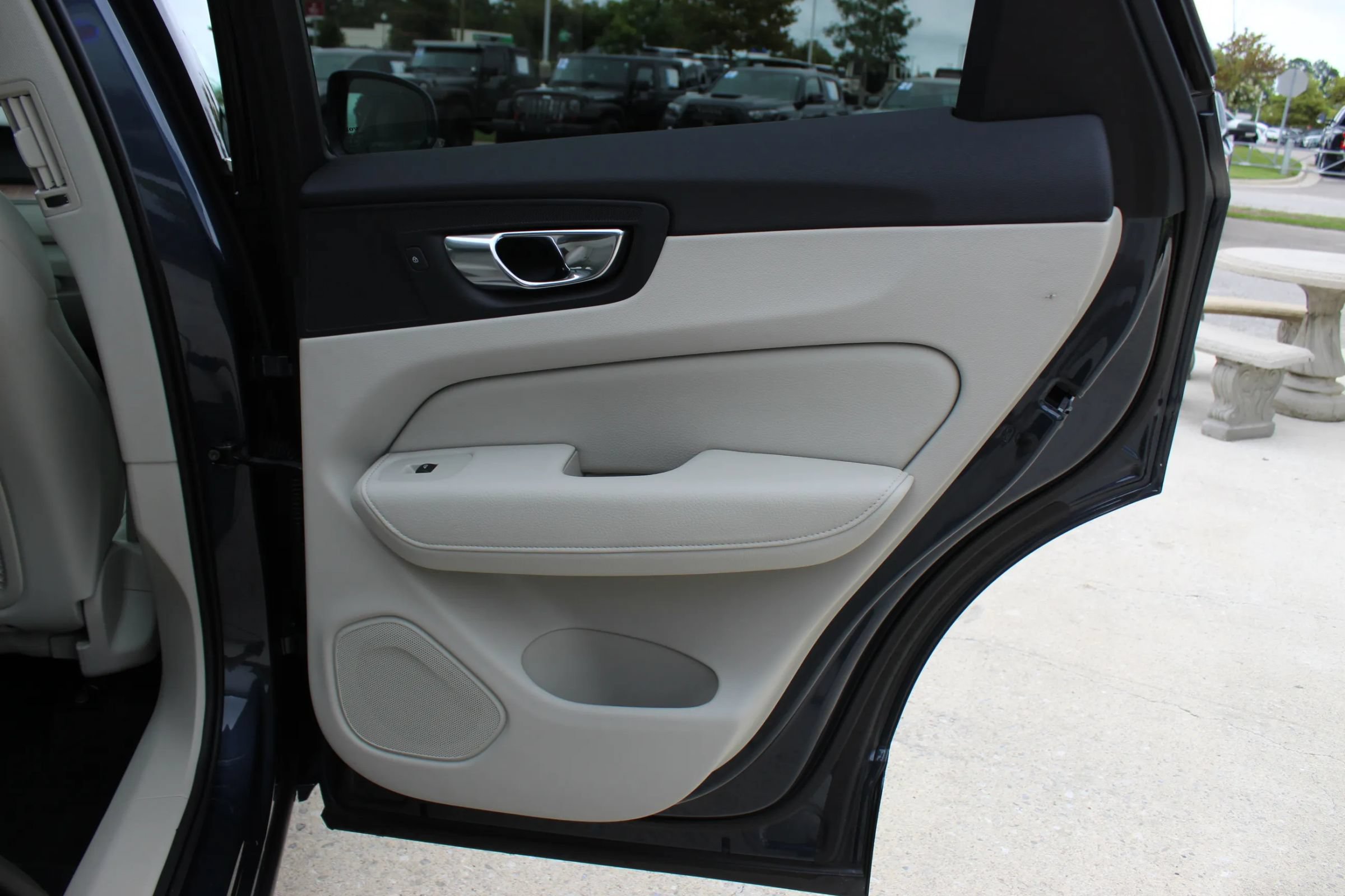 Used 2021 Volvo XC60 T5 Momentum w/ Premium Package FWD image 24