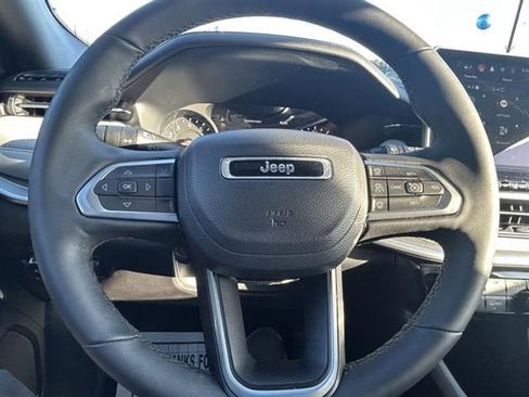 Used 2025 Jeep Compass Limited image 10