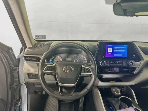 Used 2023 Toyota Highlander XLE AWD/4WD image 23