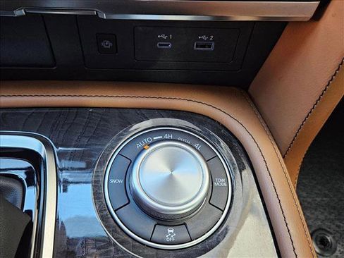 Used 2024 INFINITI QX80 Sensory image 18