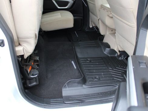 Used 2018 Nissan Titan SV image 34