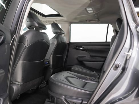 Used 2020 Toyota Highlander XLE AWD/4WD image 19