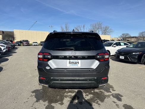 Certified 2025 Honda Pilot Black Edition image 9