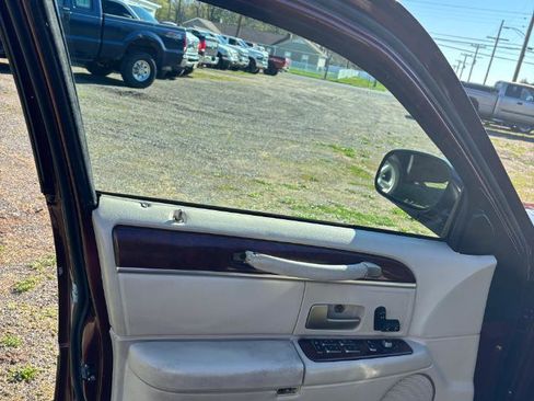 Used 2004 Lincoln Town Car Signature image 17