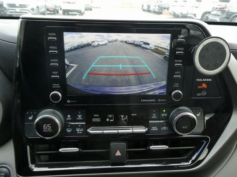Used 2021 Toyota Highlander XLE image 5