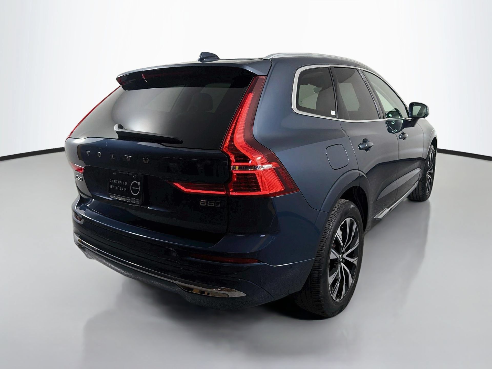 Certified 2023 Volvo XC60 B5 Plus AWD/4WD image 6