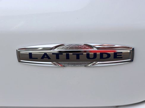 Used 2024 Jeep Compass Latitude AWD/4WD image 59