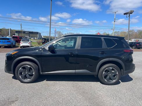 Used 2024 Nissan Rogue SV image 2