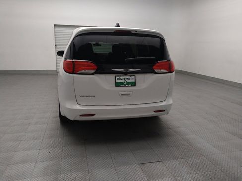 Used 2022 Chrysler Voyager LX image 6