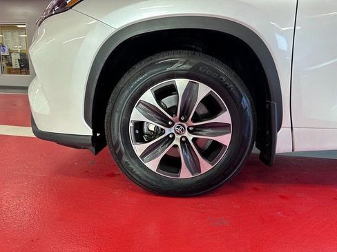 Used 2023 Toyota Highlander XLE image 28