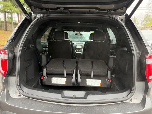 Used 2017 Ford Explorer XLT w/ Equipment Group 202A AWD/4WD image 8