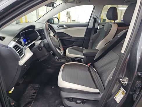 Used 2025 Volkswagen Taos SE image 9