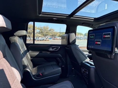 Used 2024 Chevrolet Suburban High Country image 25