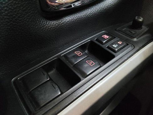 Used 2017 Nissan Titan SV RWD image 27
