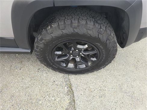 Used 2019 Jeep Cherokee Trailhawk image 12