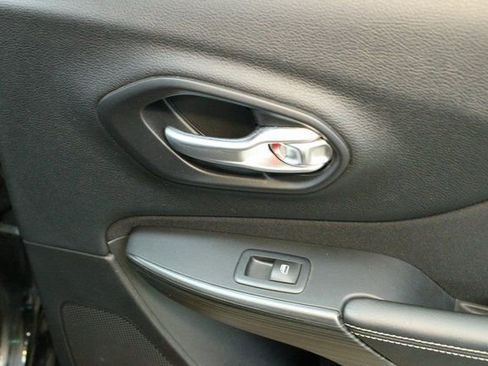 Used 2016 Jeep Cherokee Latitude w/ Cold Weather Group image 13