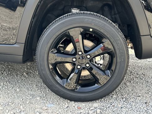 New 2025 Jeep Grand Cherokee Altitude image 19