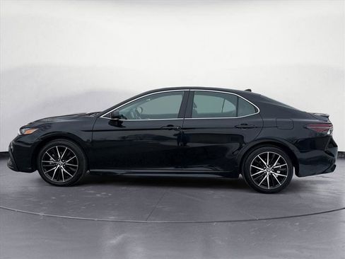 Used 2024 Toyota Camry SE image 3