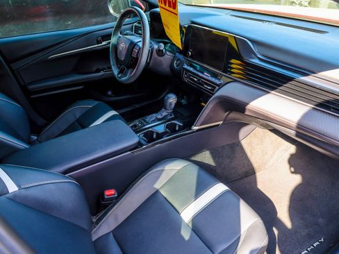 Used 2025 Toyota Camry SE image 3