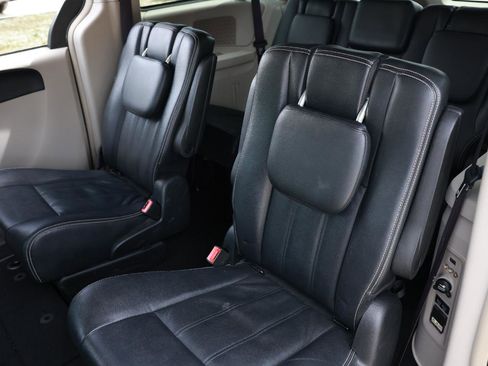 Used 2016 Chrysler Town & Country Touring FWD image 8