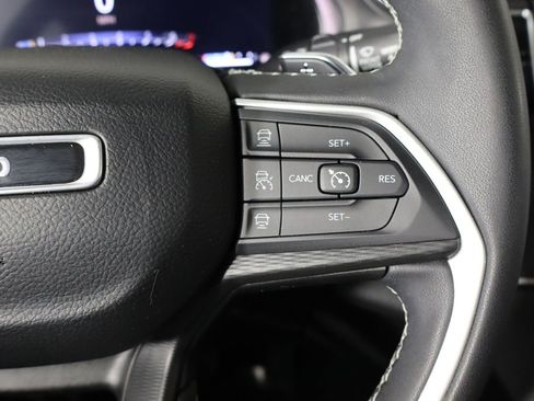 Used 2023 Jeep Grand Cherokee Laredo AWD/4WD image 10