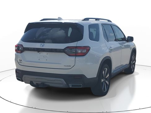 Used 2023 Honda Pilot Touring image 6
