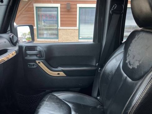 Used 2014 Jeep Wrangler Unlimited Sahara AWD/4WD image 17