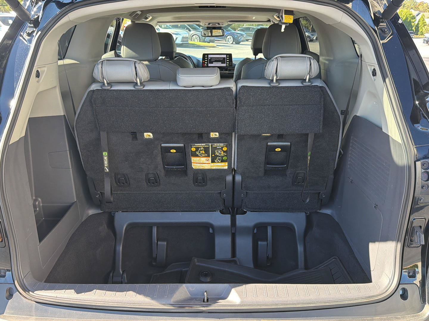 Used 2023 Toyota Sienna XLE FWD image 34