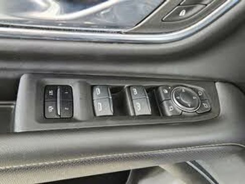 Used 2023 Chevrolet Suburban Premier image 19