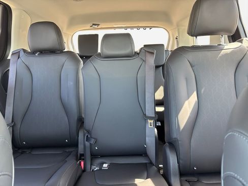 New 2025 Kia Carnival EX image 16