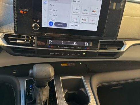 Used 2025 Toyota Sienna LE FWD image 7