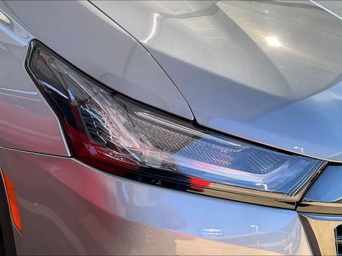 Used 2023 Chevrolet Traverse RS image 27