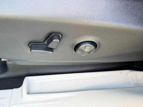 Used 2023 Chrysler Pacifica Touring-L w/ Uconnect Theater Family Group FWD image 16