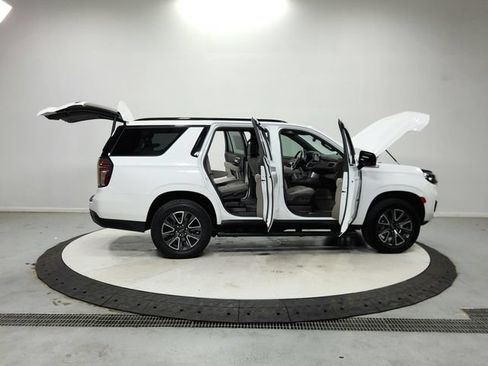 Used 2022 Chevrolet Tahoe Z71 w/ Luxury Package AWD/4WD image 17
