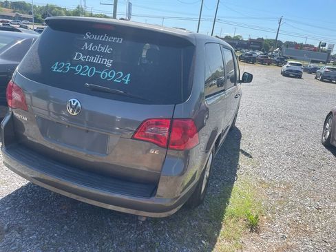 Used 2010 Volkswagen Routan SE image 6