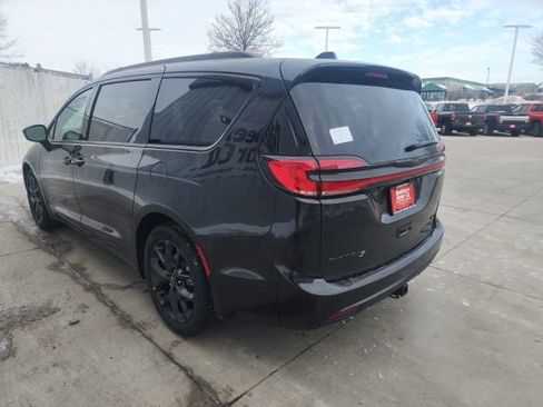 New 2026 Chrysler Pacifica Limited image 23