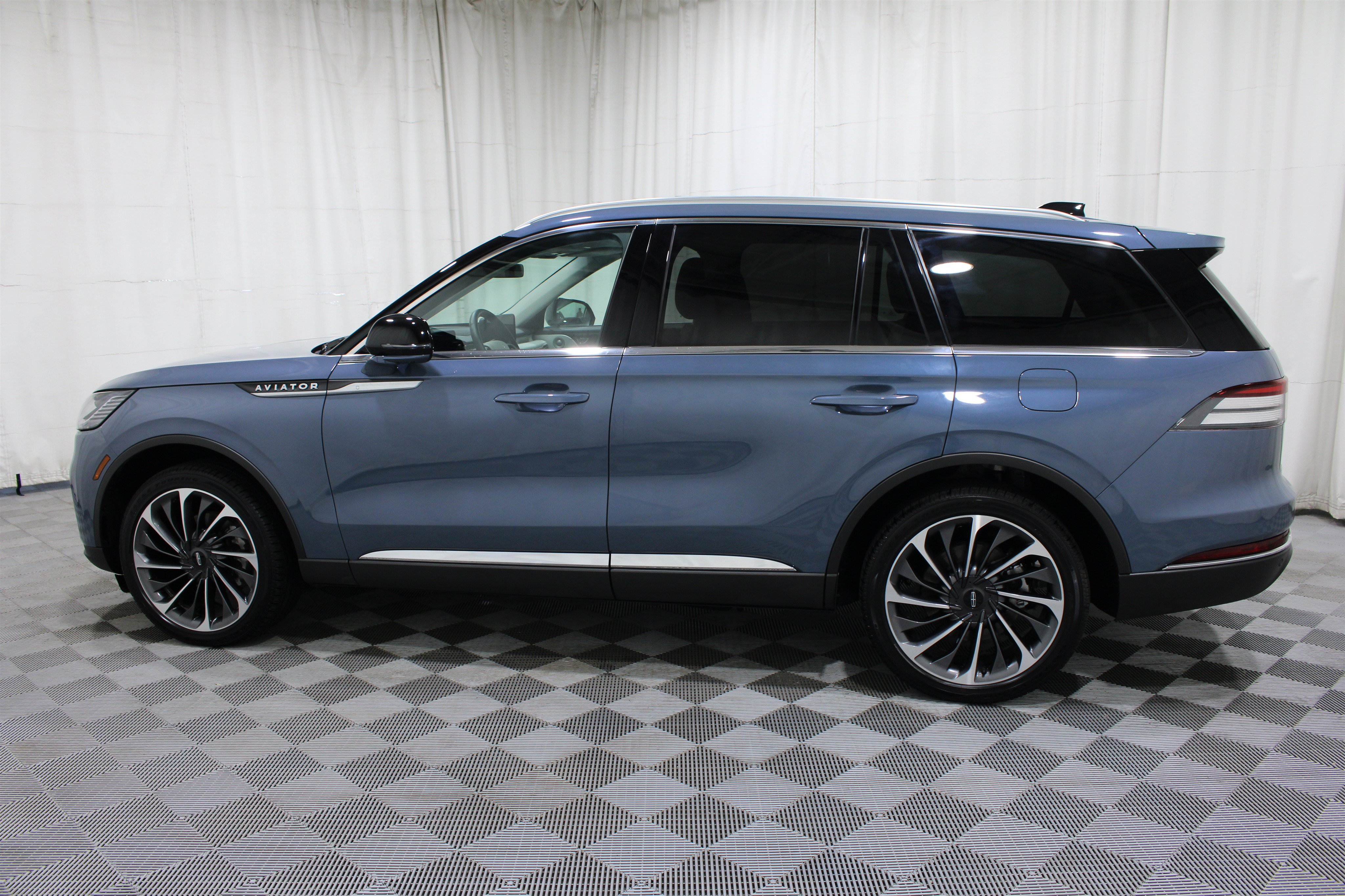 Used 2025 Lincoln Aviator Reserve w/ Equipment Group 201A AWD/4WD image 38