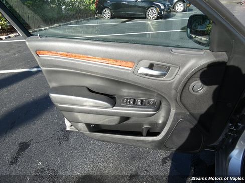 Used 2014 Chrysler 300 image 38