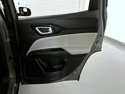 Used 2022 Jeep Compass Limited image 17