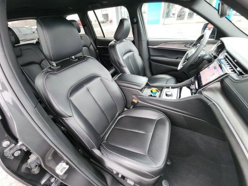 Used 2024 Jeep Grand Cherokee Limited image 12