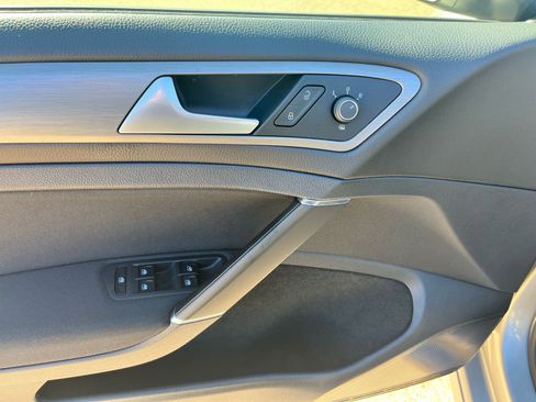 Used 2016 Volkswagen Golf S image 9