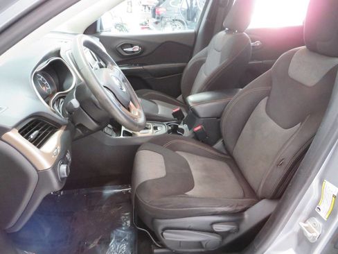 Used 2014 Jeep Cherokee Sport image 14