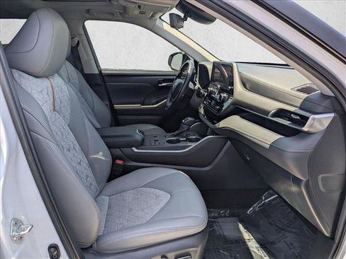 Used 2023 Toyota Highlander Bronze Edition FWD image 22