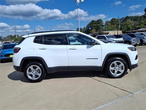 Used 2024 Jeep Compass Latitude image 2