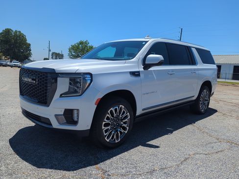 Used 2023 GMC Yukon XL Denali Ultimate AWD/4WD image 6