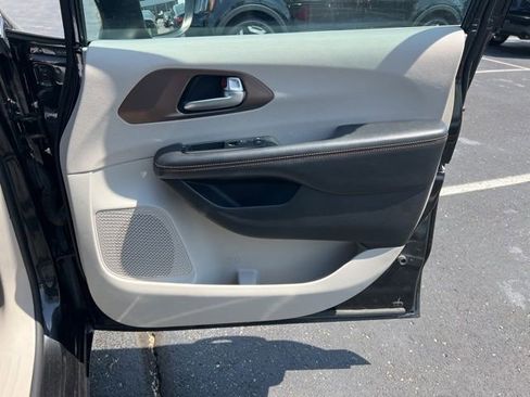 Used 2017 Chrysler Pacifica Touring image 30