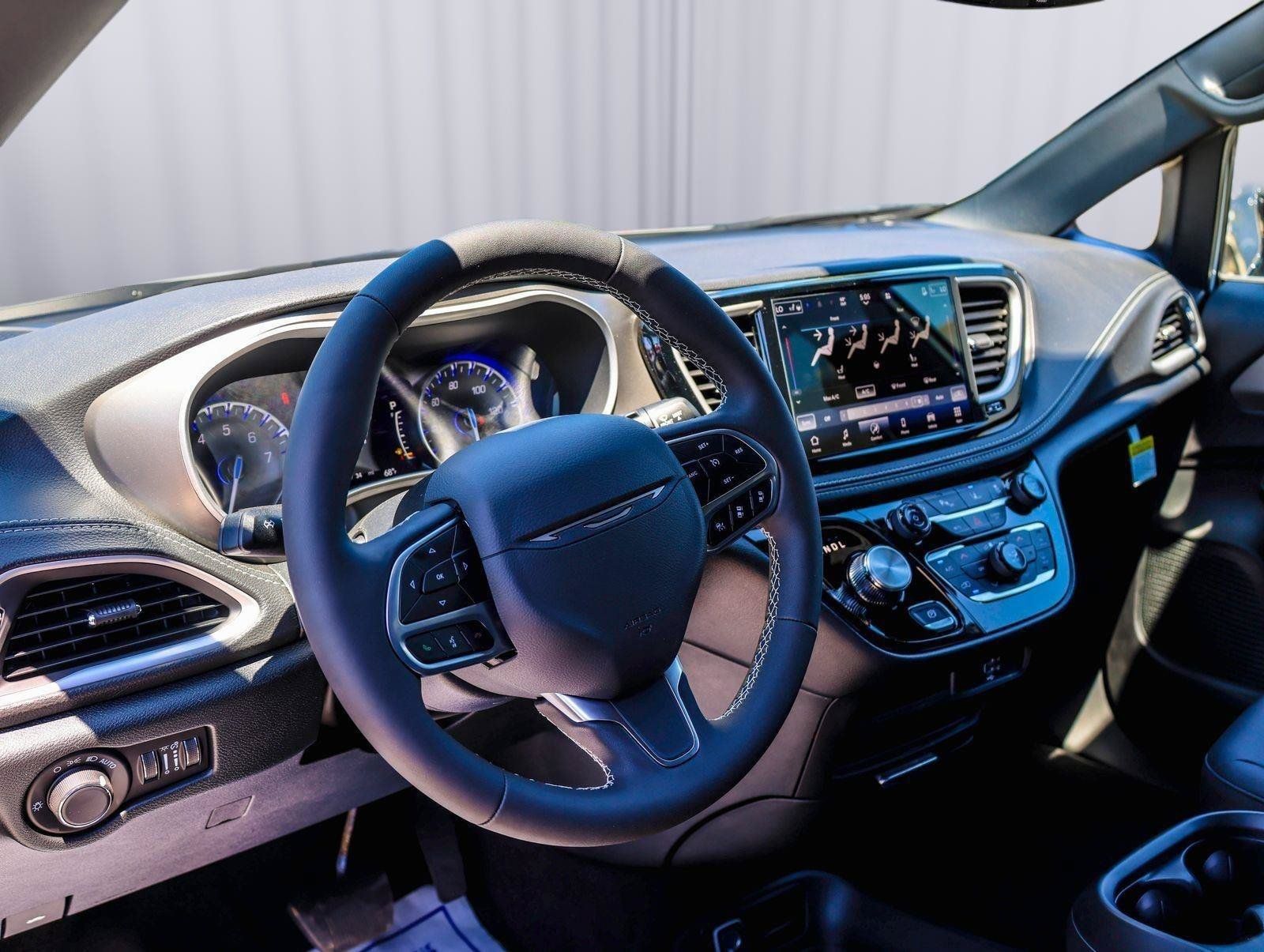 New 2027 Chrysler Pacifica Select FWD image 16